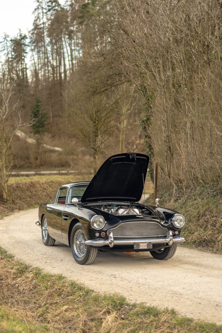 Aston Martin DB4 11