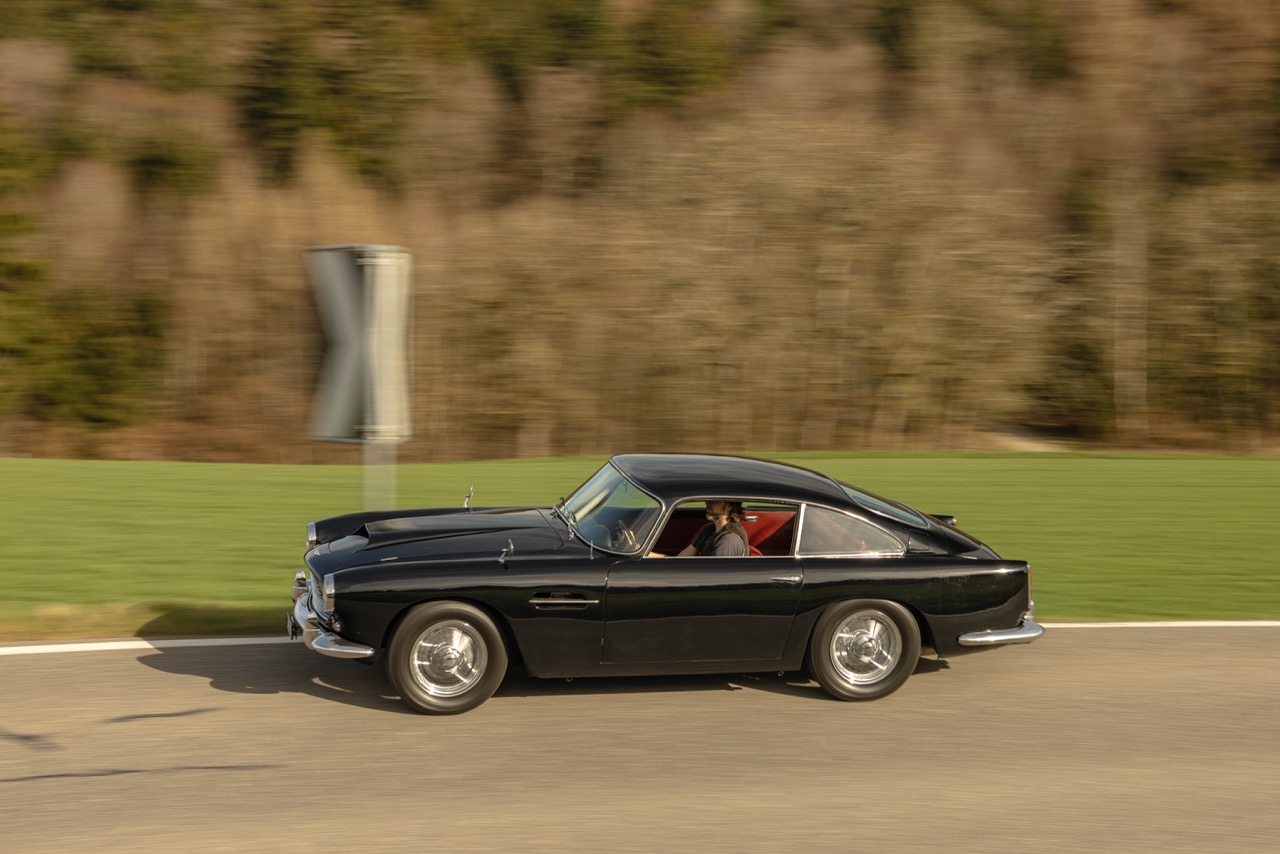 Aston Martin DB4 12