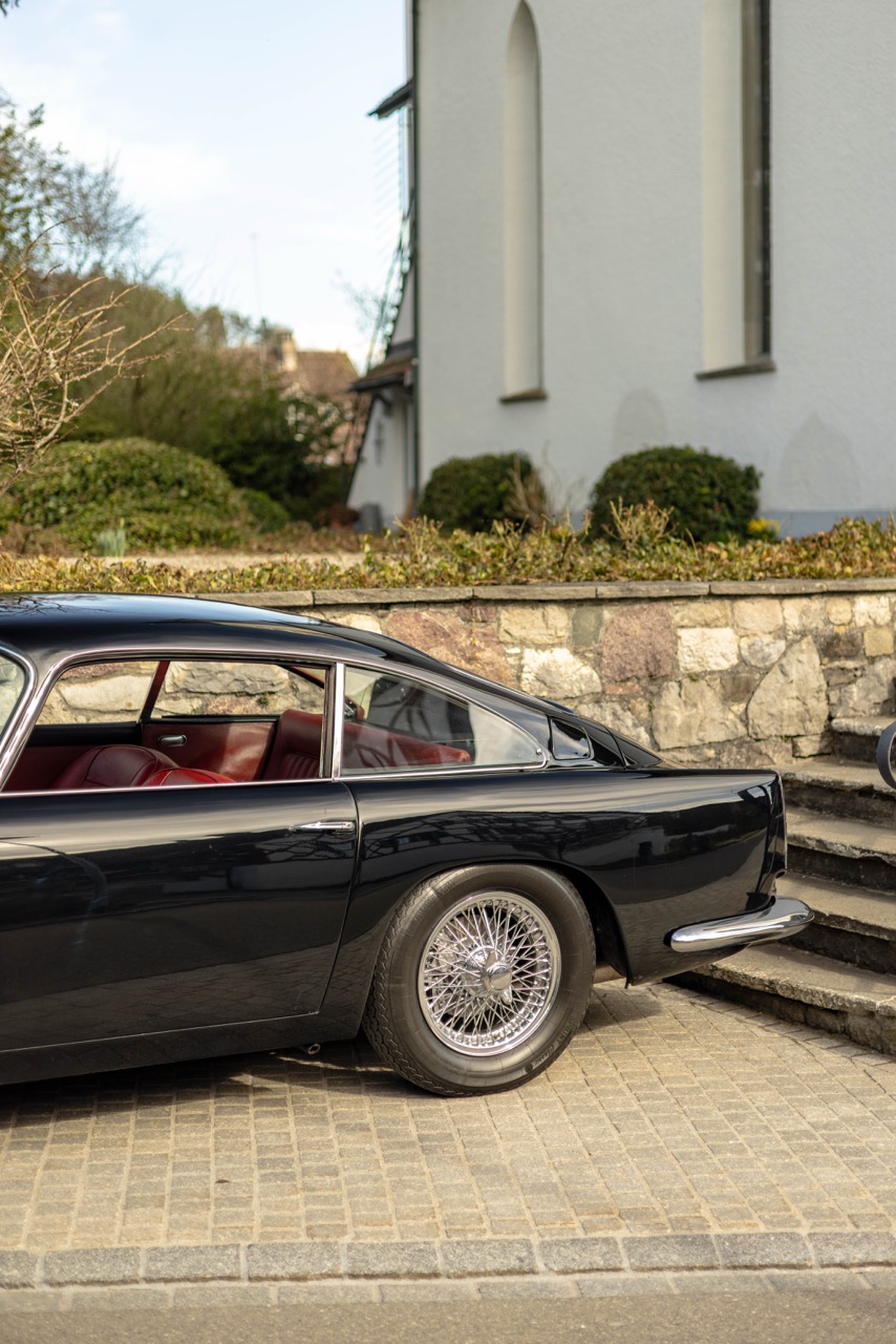 Aston Martin DB4 2