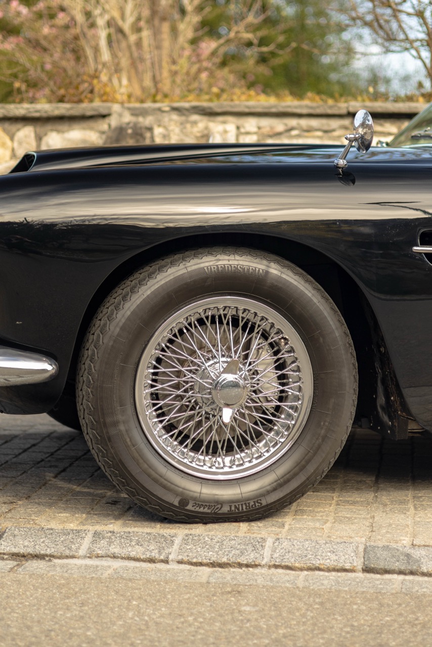 Aston Martin DB4 4