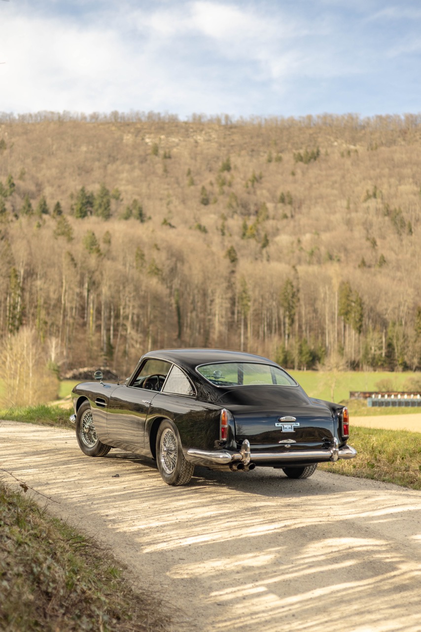 Aston Martin DB4 8