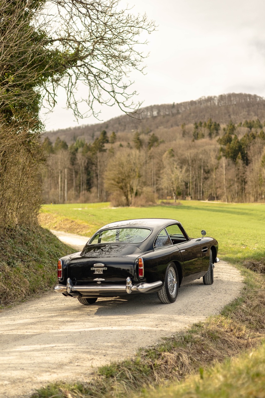 Aston Martin DB4 9