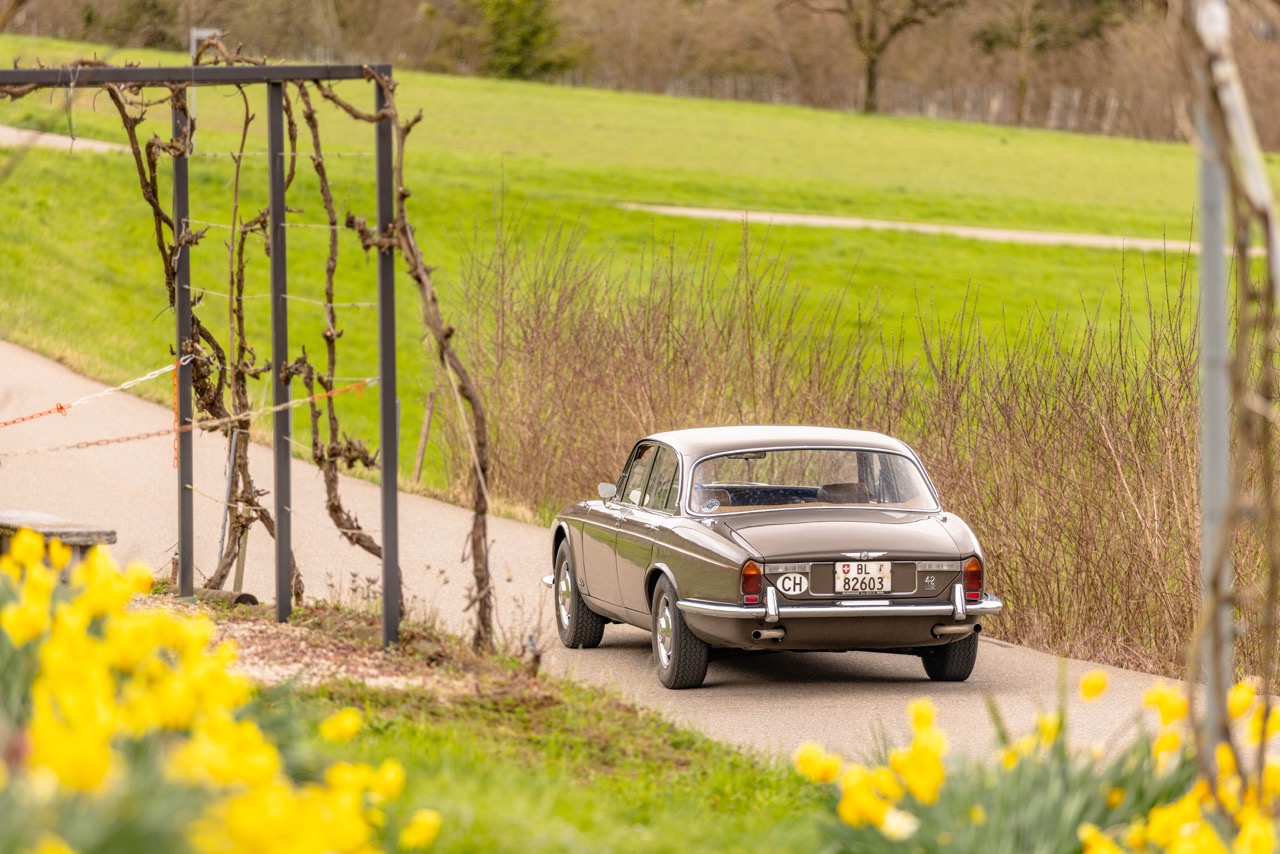 Jaguar XJ6 12